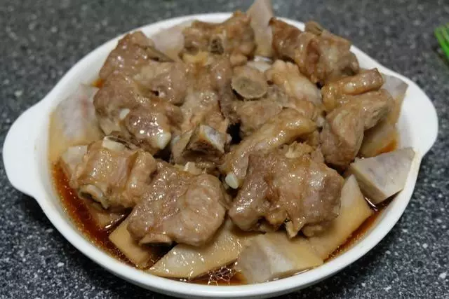 芋頭和排骨一起蒸,簡單易做營養美味