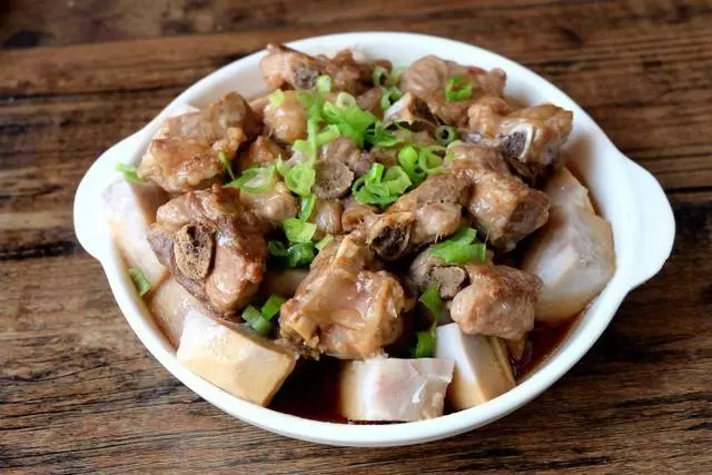 芋頭和排骨一起蒸,簡單易做營養美味