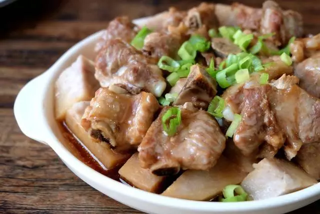 芋頭和排骨一起蒸,簡單易做營養美味