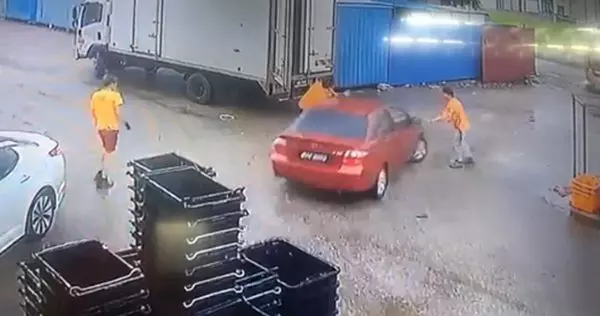 假官員圖騙菜商駕車奪門逃撞傷員工 -