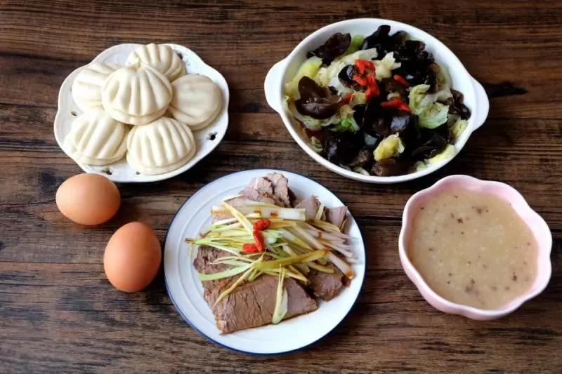 這道菜簡單省事,焯水燙熟隨手一拌,營養豐富清爽不油膩