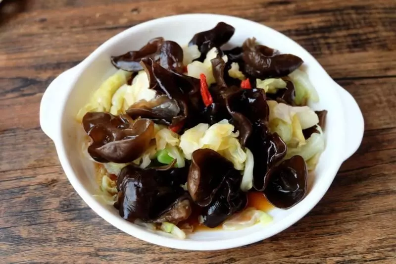 這道菜簡單省事,焯水燙熟隨手一拌,營養豐富清爽不油膩