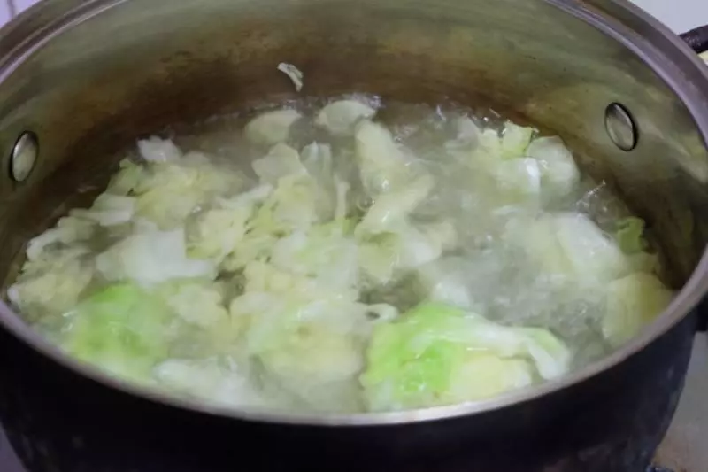 這道菜簡單省事,焯水燙熟隨手一拌,營養豐富清爽不油膩