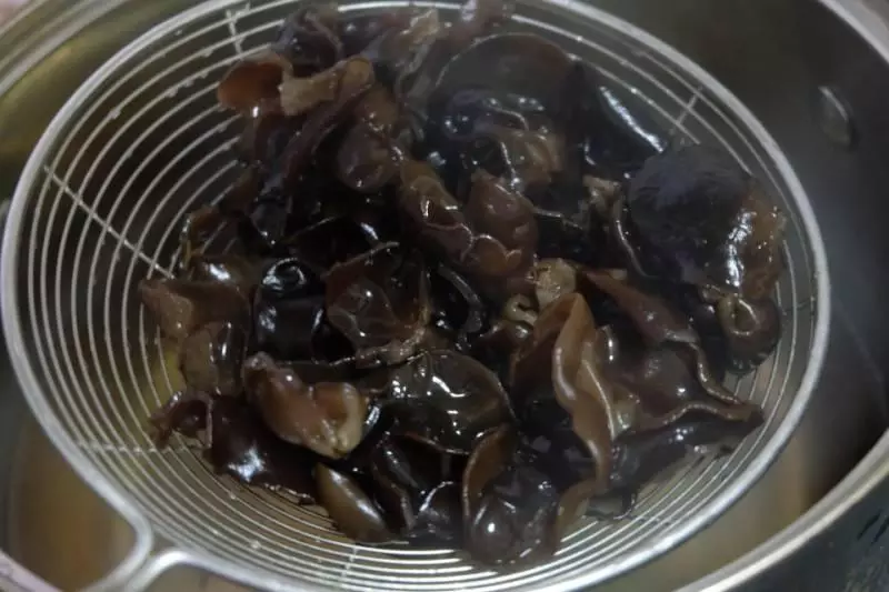 這道菜簡單省事,焯水燙熟隨手一拌,營養豐富清爽不油膩