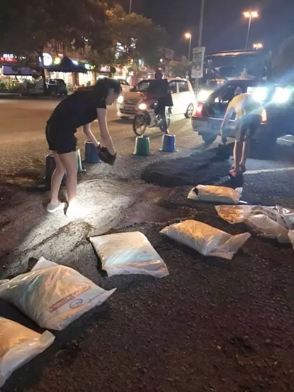 市議會遲遲沒修補 一對男女挺身自費鋪路 -