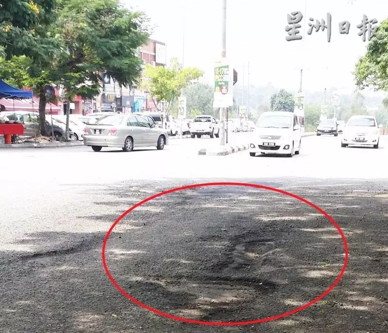 市議會遲遲沒修補 一對男女挺身自費鋪路 -