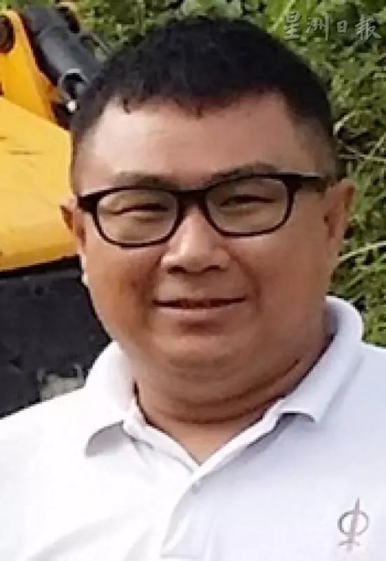 市議會遲遲沒修補 一對男女挺身自費鋪路 -