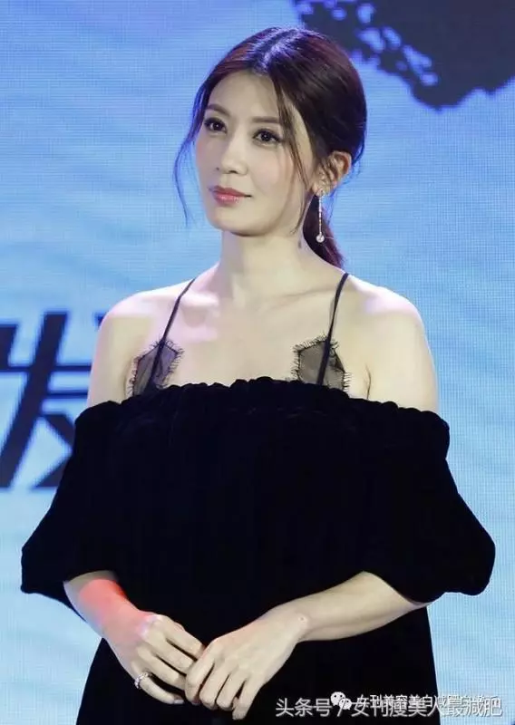 賈靜雯膽真大,吊帶裙竟敢這麼穿,網友: 43歲也瘋狂 -