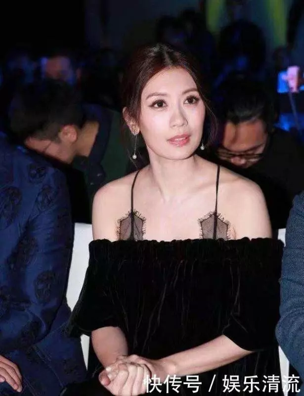 賈靜雯膽真大,吊帶裙竟敢這麼穿,網友: 43歲也瘋狂 -