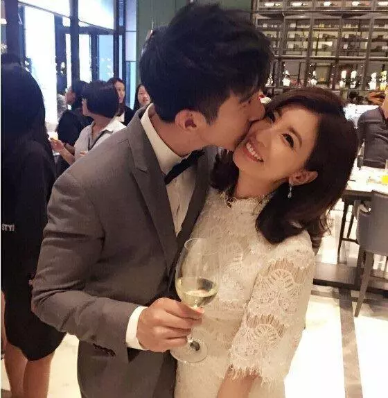 賈靜雯膽真大,吊帶裙竟敢這麼穿,網友: 43歲也瘋狂 -