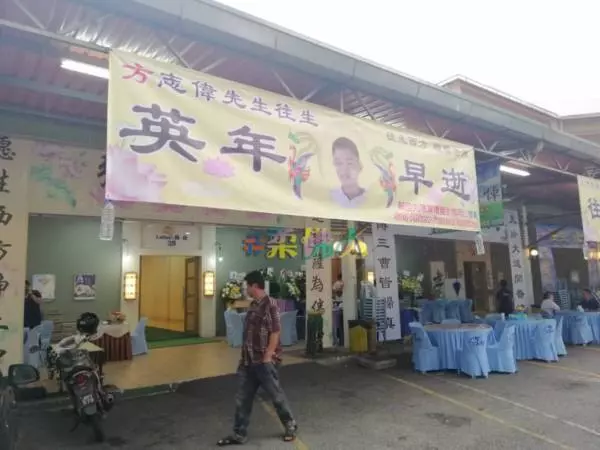 「疑錢財糾紛,華裔男遭3槍奪命案」;柔州副總警長拿督莫哈末卡馬魯丁證實,死者相信遭人尋仇,被兩名兇徒連開4槍奪命