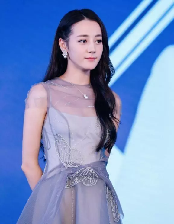 明星走紅毯有多拼?她直接被「凍暈」,熱巴和穎寶做法最機智!