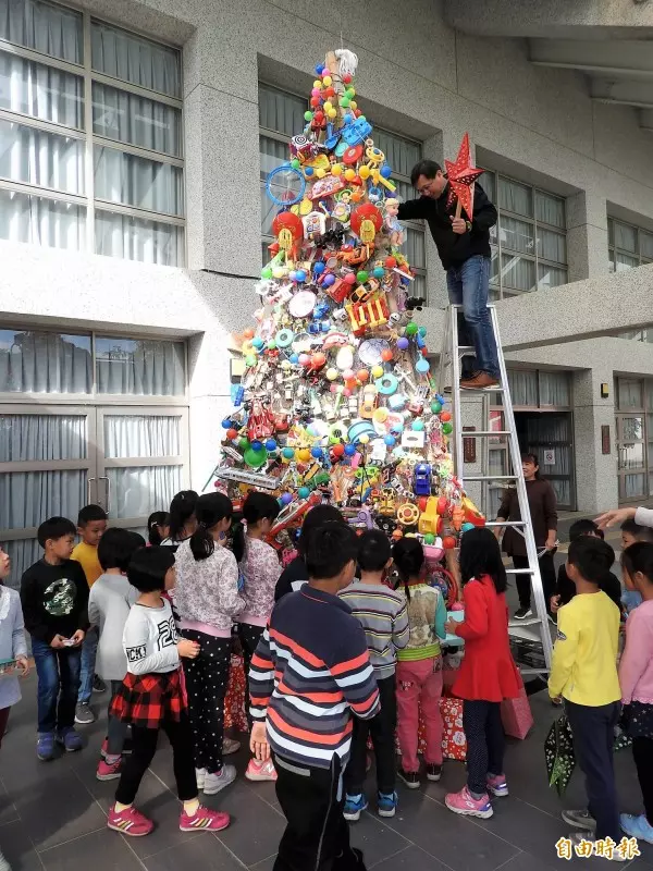 桃園山城紅花節登場 全台最高海拔「耶誕紅樹」亮相