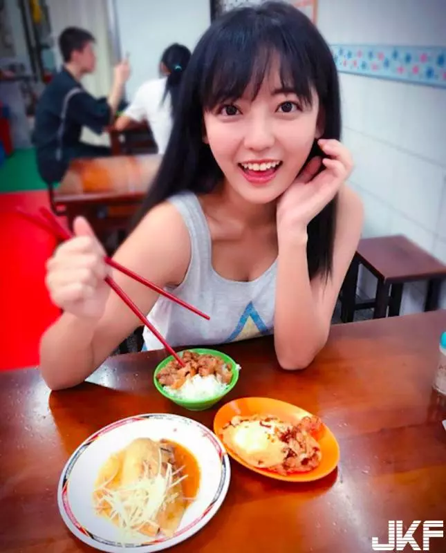 交大理工超Q正妹吃飯時，把客人都甜暈了
