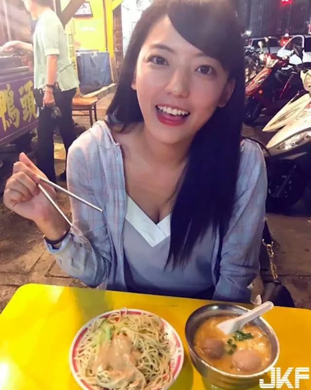 交大理工超Q正妹吃飯時，把客人都甜暈了