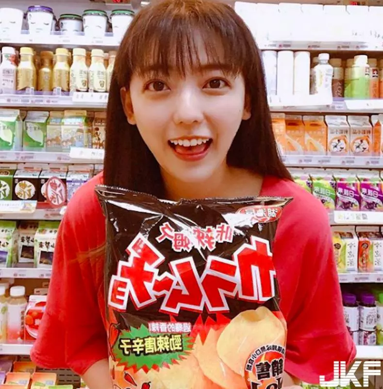 交大理工超Q正妹吃飯時，把客人都甜暈了