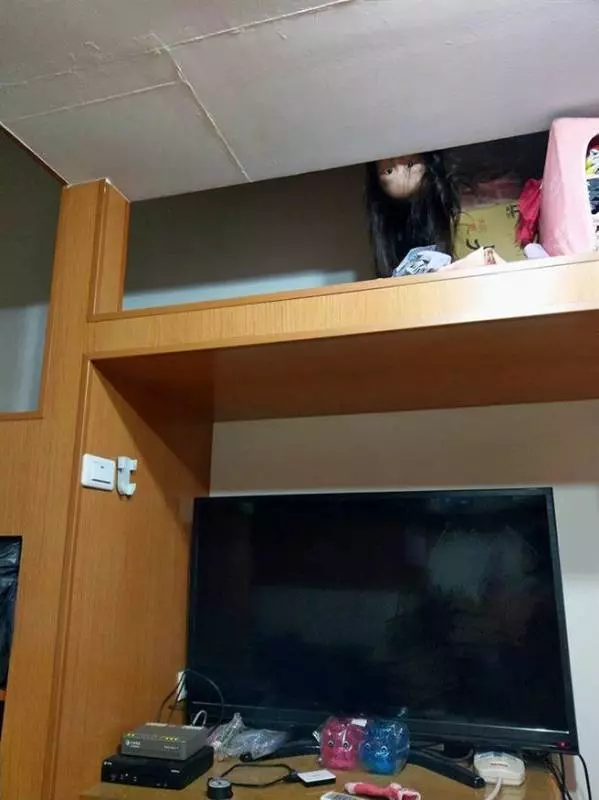 媽半夜偷滑平板,驚覺天花板有異狀, 抬頭一看差點嚇死