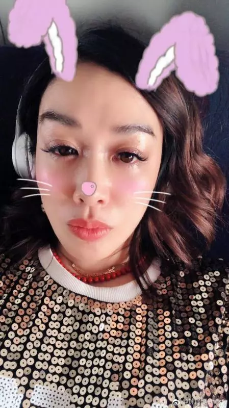 張倫碩36歲生日,48歲鍾麗緹扮嫩出境,搶鏡十足,與大女兒瞬間變姐妹,網友:難怪張倫碩會娶妳