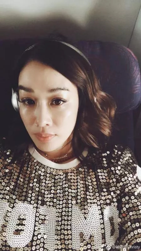 張倫碩36歲生日,48歲鍾麗緹扮嫩出境,搶鏡十足,與大女兒瞬間變姐妹,網友:難怪張倫碩會娶妳