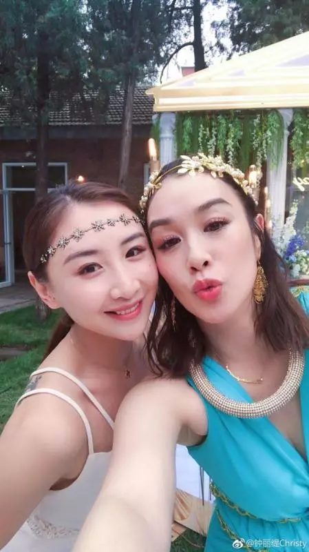 張倫碩36歲生日,48歲鍾麗緹扮嫩出境,搶鏡十足,與大女兒瞬間變姐妹,網友:難怪張倫碩會娶妳