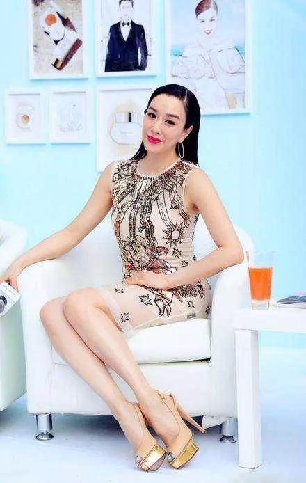 鐘麗緹越來越大膽了47歲穿成了27歲,網友:真替張倫碩擔心