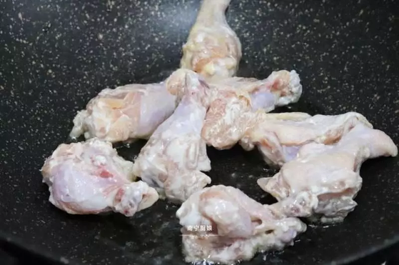 雞腿的新做法,香嫩多汁又入味,大家一定要試試,讓你越啃越上癮