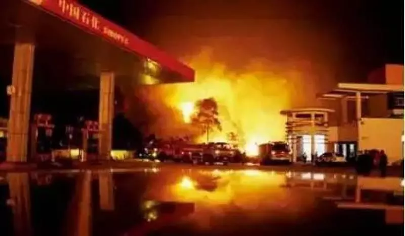 大馬這位妹子你火了在油站你還敢這樣做?網友:害人害己,簡直無腦~