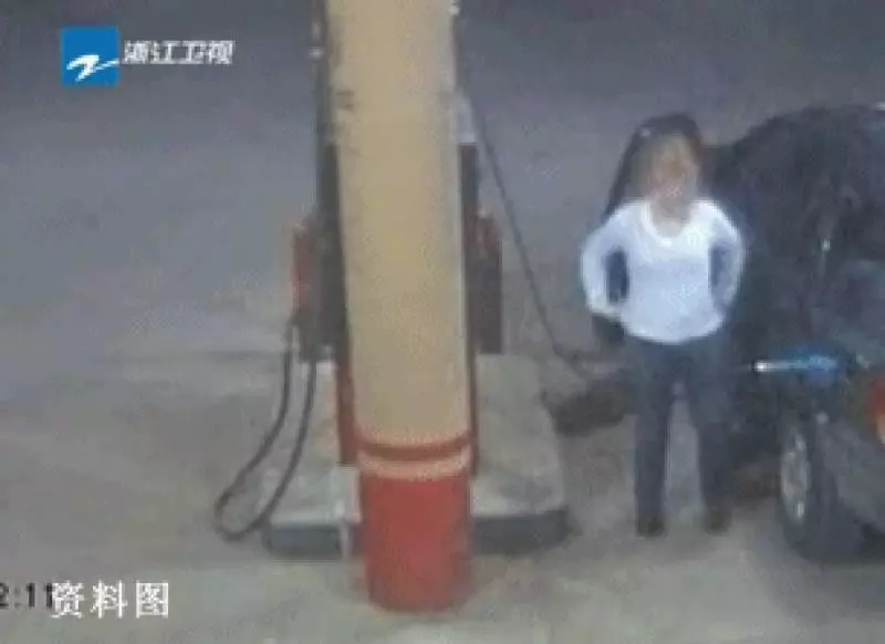 大馬這位妹子你火了在油站你還敢這樣做?網友:害人害己,簡直無腦~