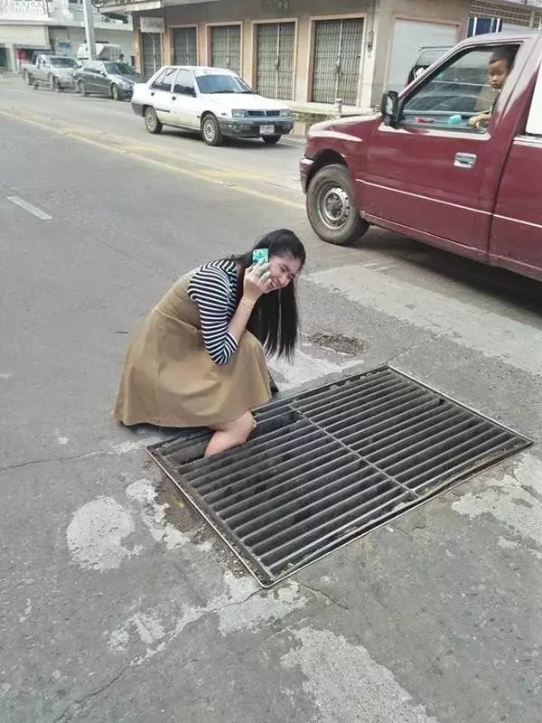 女孩「整隻腿卡進水溝蓋」卻仍然笑著,沒想到把腿提起來的那一刻,她卻哭了原來都是「手機」惹的禍
