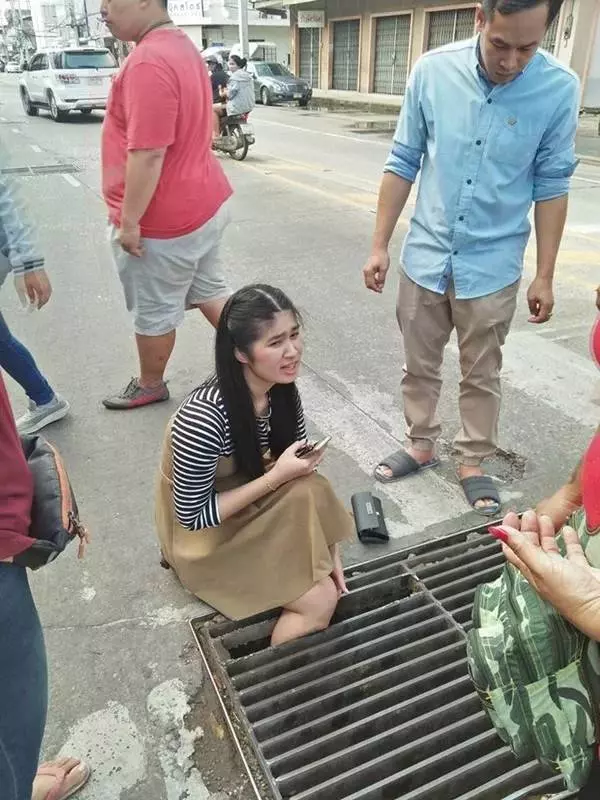 女孩「整隻腿卡進水溝蓋」卻仍然笑著,沒想到把腿提起來的那一刻,她卻哭了原來都是「手機」惹的禍