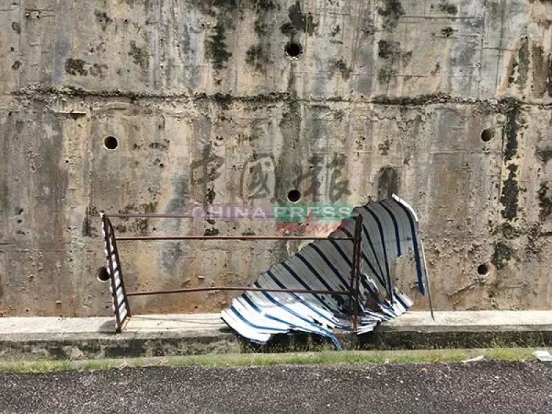 遮棚螺絲生鏽斷裂 華裔裝修工人直墜樓底