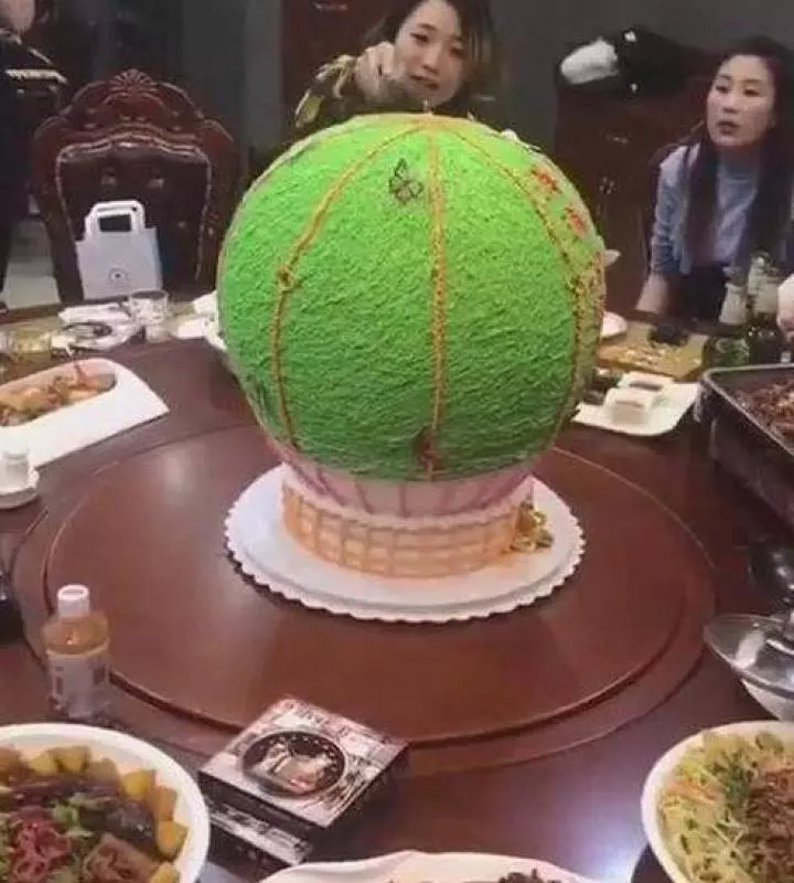 女子過生日收到這樣的蛋糕,當「打開」以後,朋友們瞬間沒了胃口