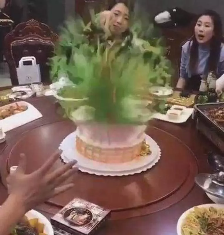 女子過生日收到這樣的蛋糕,當「打開」以後,朋友們瞬間沒了胃口