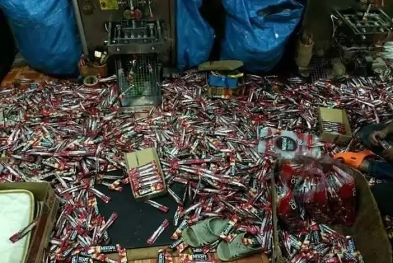 警方查獲製造假咖啡窩點,原來這些咖啡都是假的大家不要再喝了~