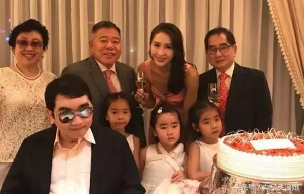 看到黎姿曬三個女兒的照片,感嘆「父親基因」太強大,女兒長相連女神都救不回 -