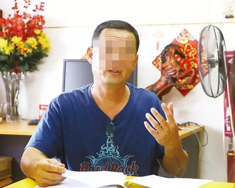 「醫生害我沒手腳」 剩下兩隻發黑的手指等待自然脫落,而其餘手指已經無法操作