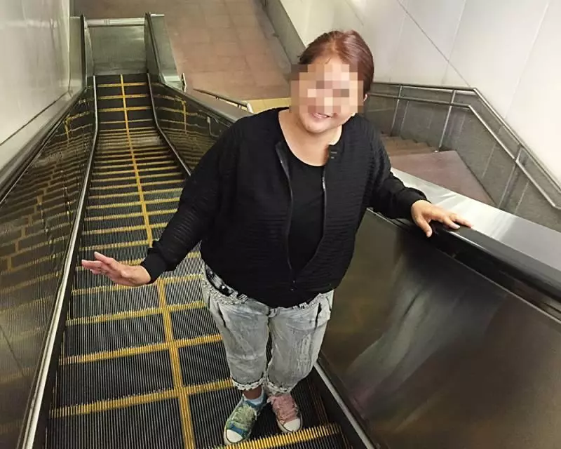 「醫生害我沒手腳」 剩下兩隻發黑的手指等待自然脫落,而其餘手指已經無法操作