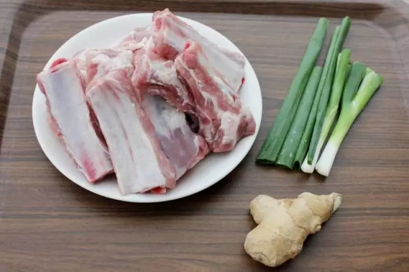 燒排骨別只知道焯水去異味,還有更好的方法這3步做好,肉肉更香