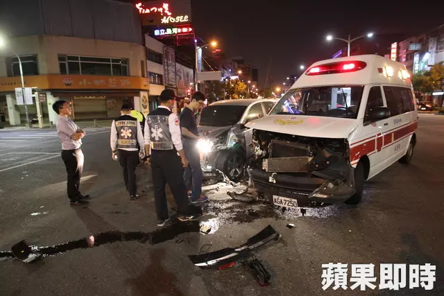 救護車對撞休旅車 女騎士路過又撞警員自摔