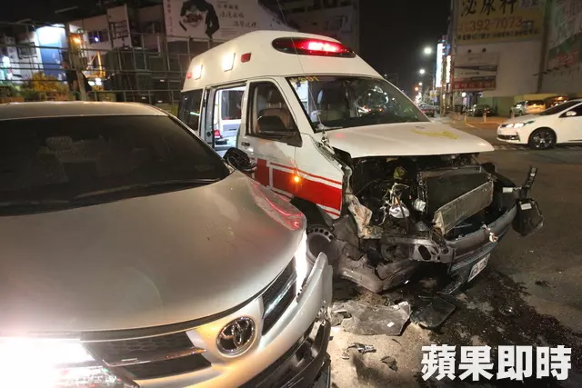 救護車對撞休旅車 女騎士路過又撞警員自摔