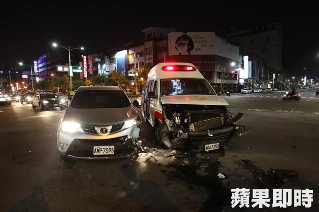 救護車對撞休旅車 女騎士路過又撞警員自摔