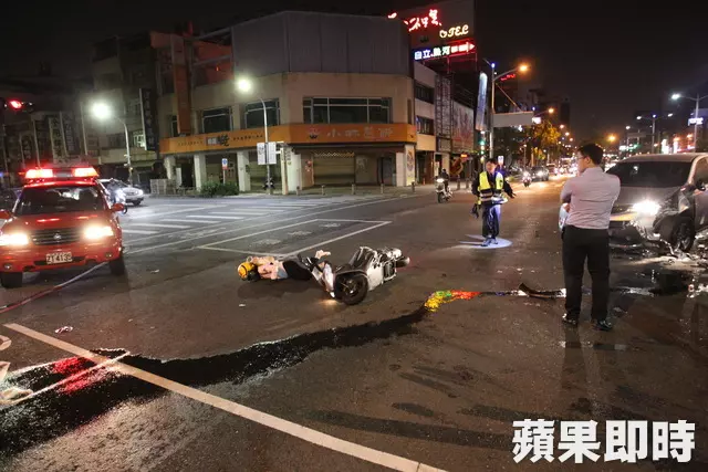 救護車對撞休旅車 女騎士路過又撞警員自摔