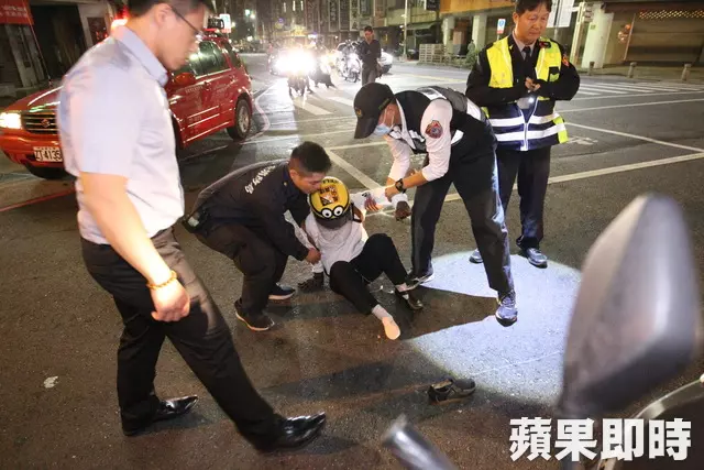 救護車對撞休旅車 女騎士路過又撞警員自摔
