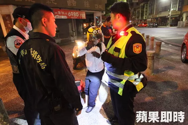 救護車對撞休旅車 女騎士路過又撞警員自摔