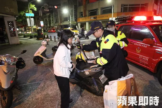 救護車對撞休旅車 女騎士路過又撞警員自摔