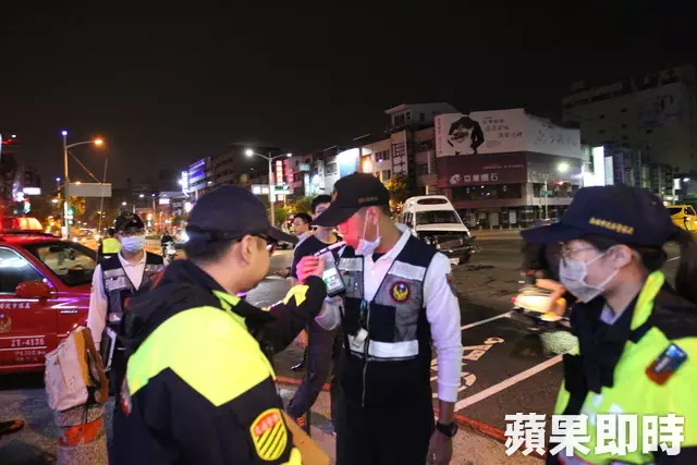 救護車對撞休旅車 女騎士路過又撞警員自摔