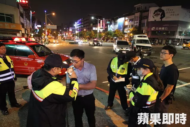 救護車對撞休旅車 女騎士路過又撞警員自摔