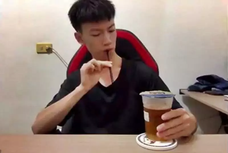 隔空喝飲料魔術 機關原來在這裡