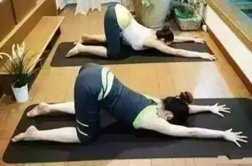 睡前這樣躺10分鐘,等於跑步1小時,小腹平了、腰細了!