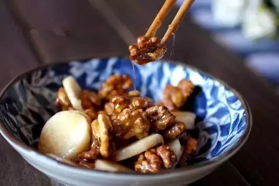 睡前這樣躺10分鐘,等於跑步1小時,小腹平了、腰細了!